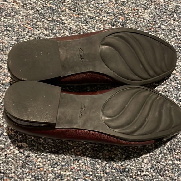 Burgundy Clark flats with patent tip. - Picture 4 of 8
